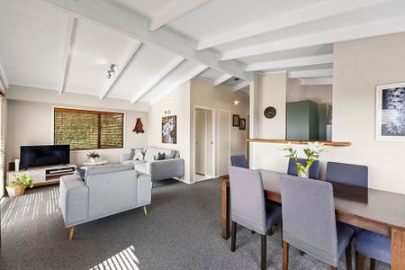 Sunny & Cozy 2-Bedroom Home! Super Convenient Loca - Photo 3