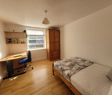 2 Bedrooms Available, 12 Bedroom House, Willowbank Mews – Student A... - Photo 5