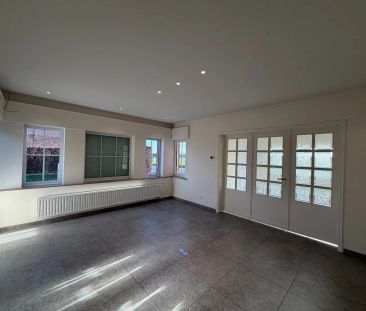 Prachtig gerenoveerde half-open woning met landelijke ligging - Photo 1