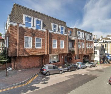 Spacious two bedroom apartment in central Tunbridge Wells with unde... - Photo 2