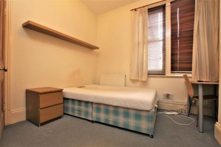 1 bedroom in a house share to rent - Photo 4