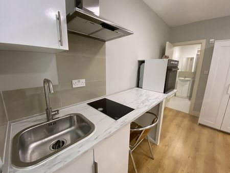 BILLS INCLUDED - Studio to rent in the heart of Kensington, London W8 - Photo 2