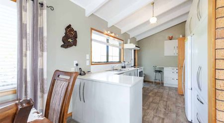 3 Bedrooms in Te Atatu South - Photo 3