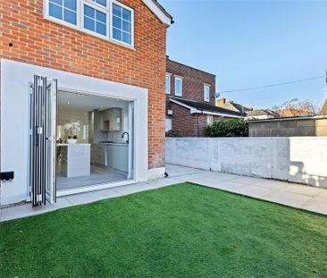 4 bedroom semi-detached house to rent - Photo 6