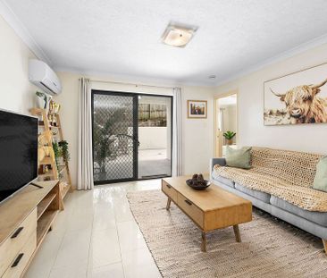 Spacious Two Bedroom Apartment with Private Courtyard – 9 Month Lea... - Photo 6