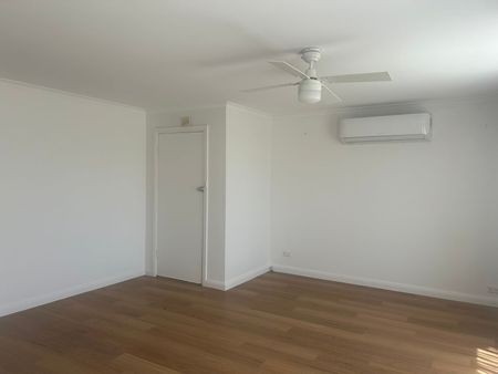 Renovated Three Bedroom House - Photo 4