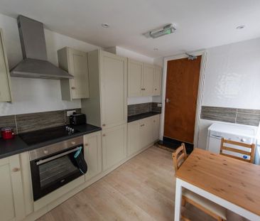 1 bedroom in a house share to rent - Photo 2
