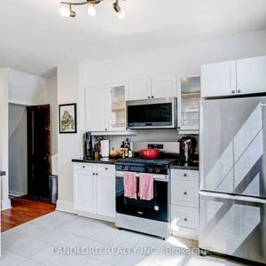 Danforth Village 2-storey 3-bedroom 2-bathroom semi-detached home - Photo 2