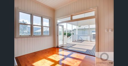 Beautiful 4 Bedroom Queenslander! - Photo 2