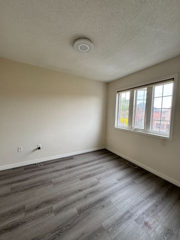 For Lease - 163 Flagstone Way, Newmarket, Ontario - Photo 2