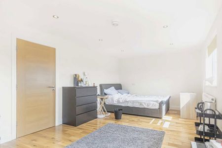 4 bedroom flat to rent - Photo 2