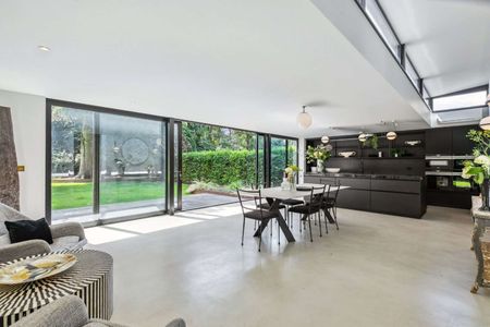 Beautifully designed Georgian vicarage next to Ham Common Woods - Photo 2