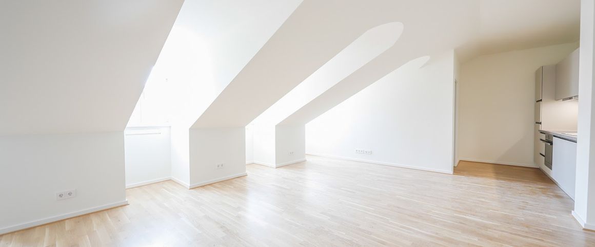 Charmante Maisonette mit zwei Bädern, lichtdurchfluteten Räumen & moderner Einbauküche - Foto 1