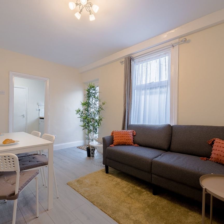 2 Bed Flat, Martell Road, SE21 - Photo 1
