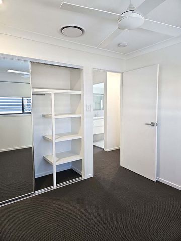 GREAT LOCATION-NEAR NEW FULLY DUCTED 3 BED 2 BATH TOWNHOUSE - Photo 4