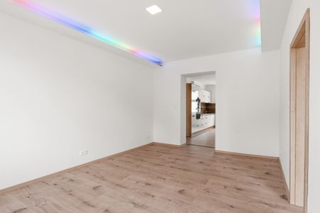 Pronájem bytu 2+1 72 m², Na Hradčanech 685, Cheb - Photo 3