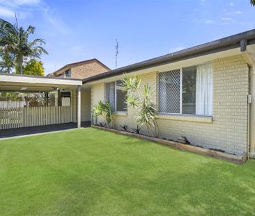 Gold Coast Broadwater Lifestyle at Its Best! - Photo 1