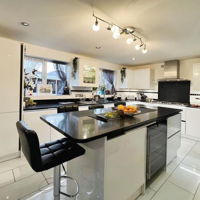 6 bedroom detached house to rent - Photo 1