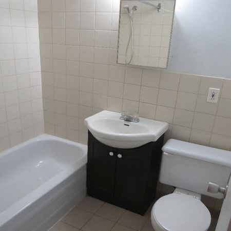 Superbe 4 1/2 Adjacent Outremont - près universités et REM - Photo 4