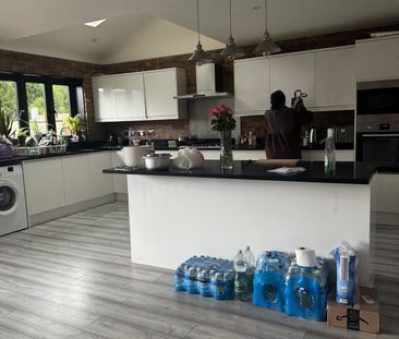 Double bedroom close to chigwel station- £880 pcm - Photo 5