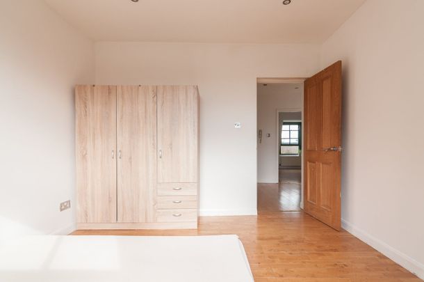 1 Bed Penthouse, High Road Leytonstone, E11 - Photo 1