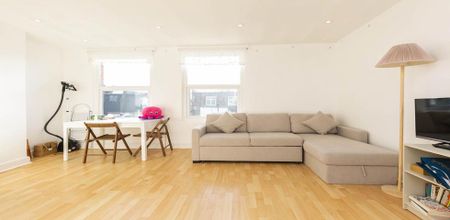 Spacious one bedroom set within a period conversion - Photo 2