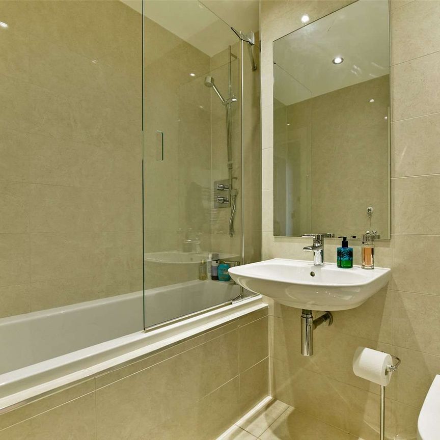 A modern two bedroom executive apartment with parking for two cars located in a gated development within easy reach of Windsor Town Centre. - Photo 1