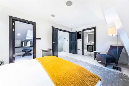 A brilliant Mews house in this prestigious Knightsbridge location which has been recently re-modelled and entirely re-designed behind the original façade. - Photo 2