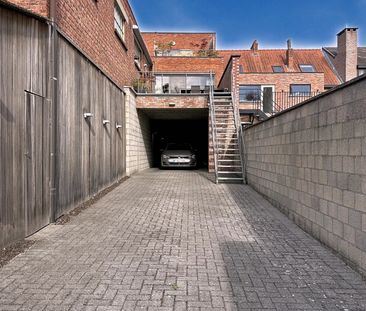 Ruim appartement met 2 slaapkamers, terras en overdekte staanplaats. - Photo 2