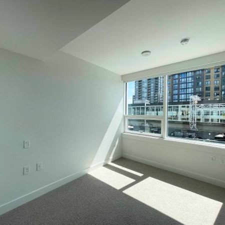 Bright and spacious 3 Bed 2Bath w/ Balcony - Photo 3