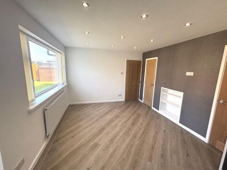 4 bedroom detached house to rent - Photo 3