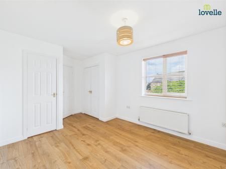 4 bedroom Detached house To Let - Photo 5