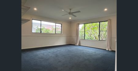 Large 4 Bedroom Family Home with Study - Photo 4