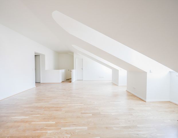 Charmante Maisonette mit zwei Bädern, lichtdurchfluteten Räumen & moderner Einbauküche - Foto 1