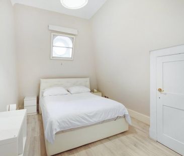 3 bedroom flat to rent - Photo 4