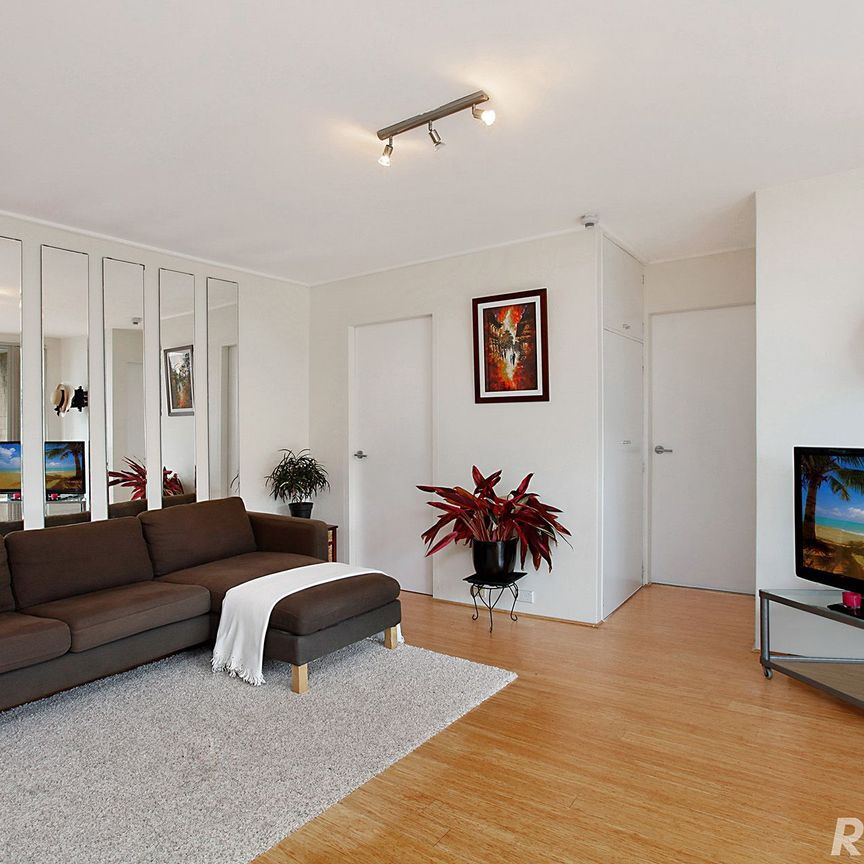 Peaceful Park Side Haven With Leafy Outlook - Photo 1