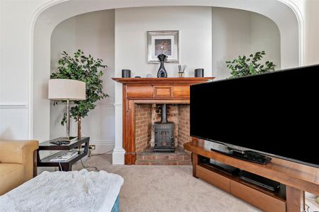 4 bedroom semi-detached house to rent - Photo 4