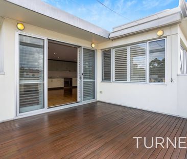 LOW MAINTENANCE COSMOPOLITAN LIVING AT ITS BEST! - Photo 4