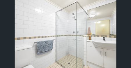 Spacious Two-Bedroom Apartment with Leafy Balcony Views - Photo 5