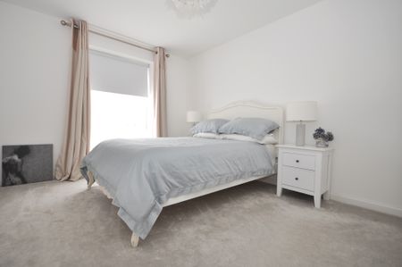 Clover Drive, Cheltenham, Gloucestershire - Photo 2