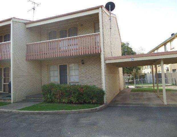 Immaculate 2 Bedroom Renovated Townhouse - Photo 1