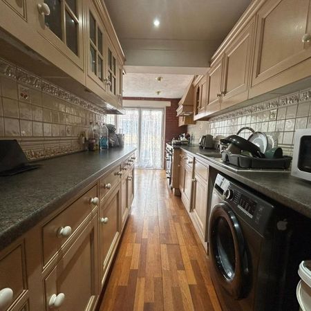 1 bedroom in a house share to rent - Photo 3