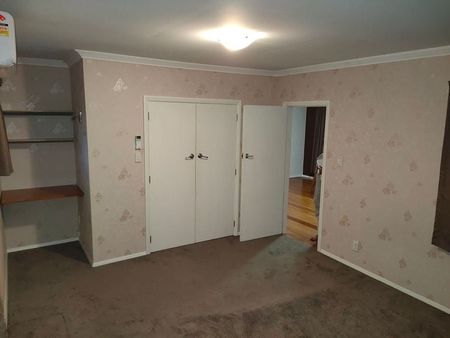 Spacious 3 bedrooms + on Gibbons st - Photo 4