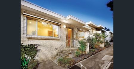 A quiet tree-lined street situated in an excellent location - Photo 5