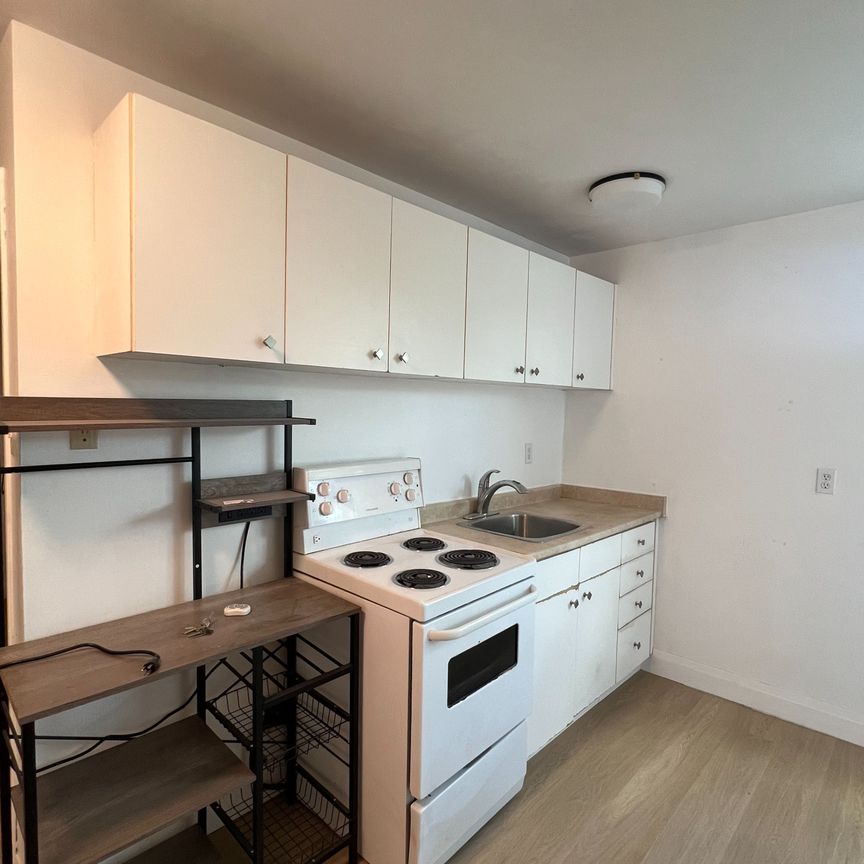 For Lease - 1087 Bloor Street Unit# 201, Toronto, Ontario - Photo 1
