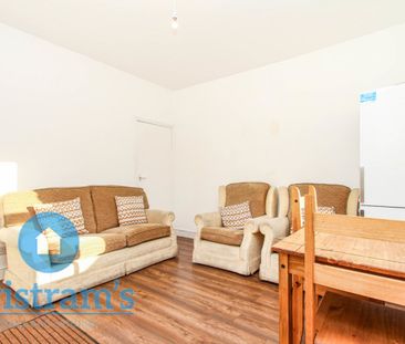 4 bed Mid Terraced House for Rent - Photo 4