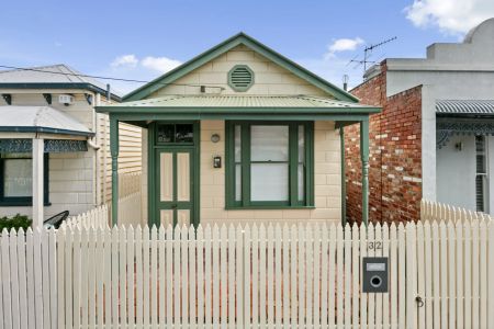 Delightful 2 bedroom Free Standing Victorian in Prahran! - Photo 2