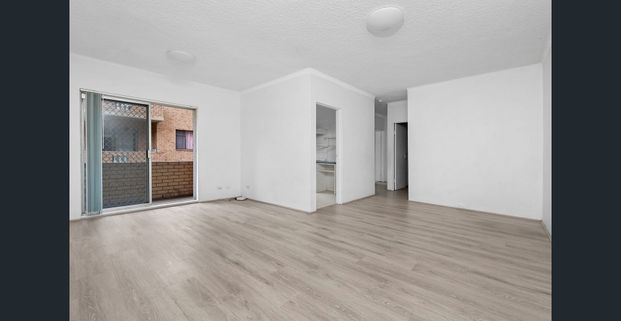 Well-Presented Two-Bedroom Apartment with Double Lock-Up Garage - Photo 1