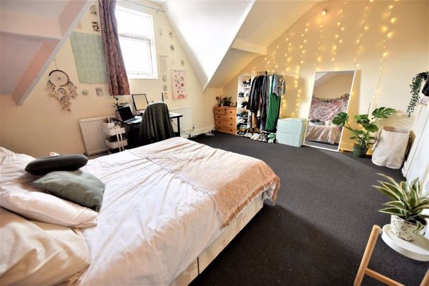 7 bedroom House in Hyde Park, Leeds - Photo 1