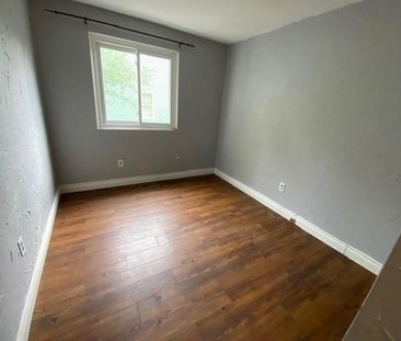 38 Calderwood Drive - Upper - 4 bed, 1 bath - STUDENTS - Photo 6